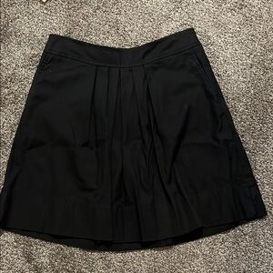LOFT Black women’s pleated Skirt with pockets!